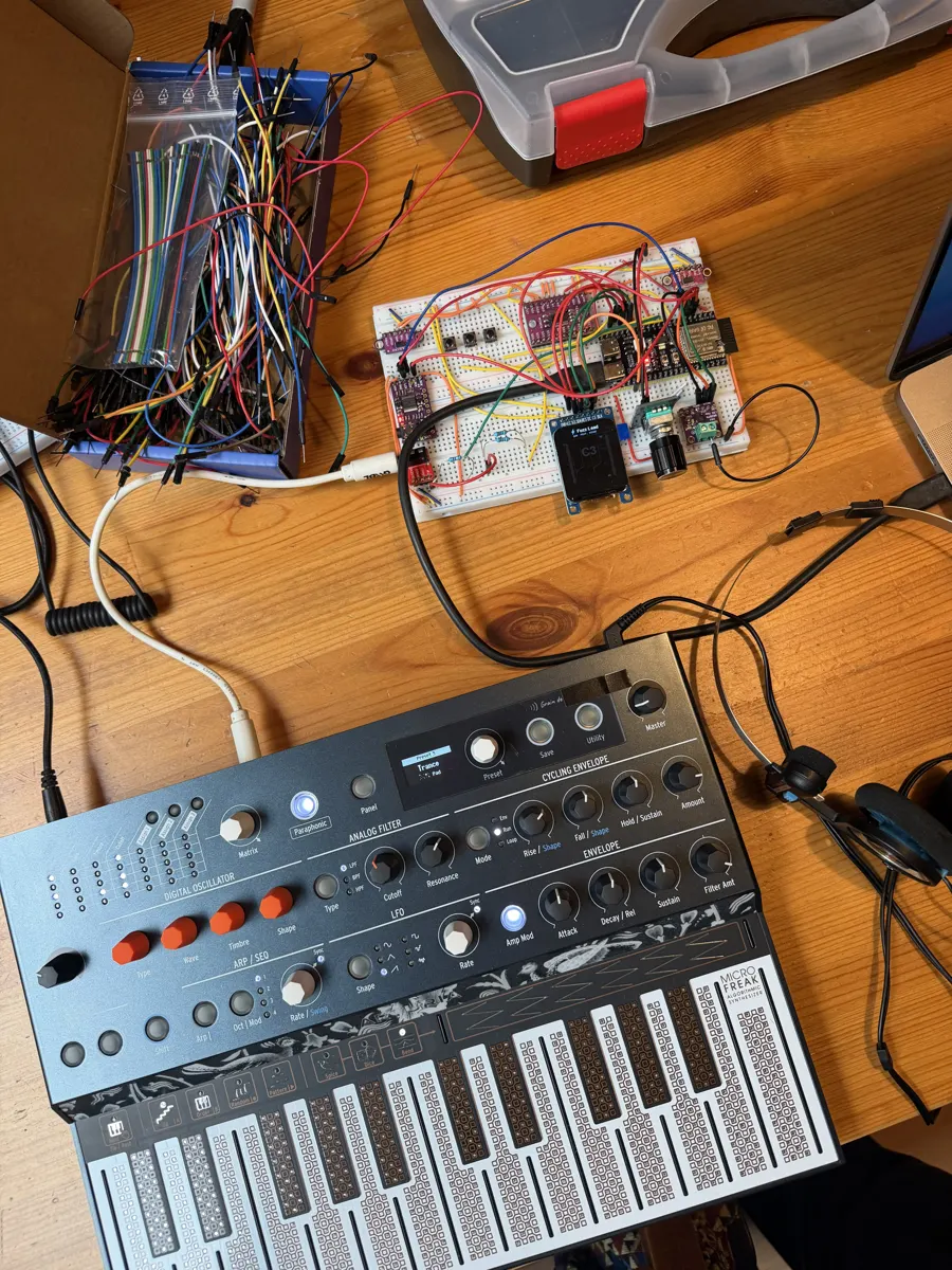 Turemin-Aufbau neben einem Hardware-Synthesizer